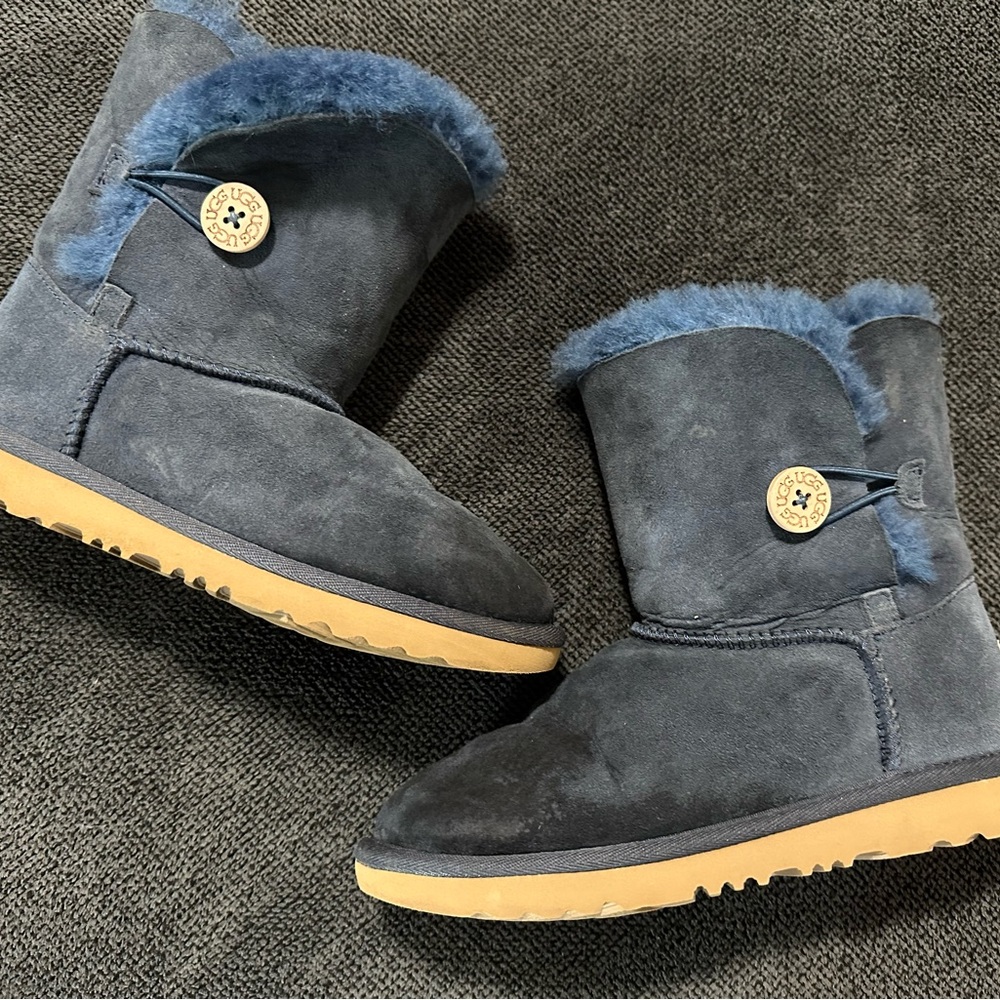 Girls size 3 navy blue Baileys button Ugg boots